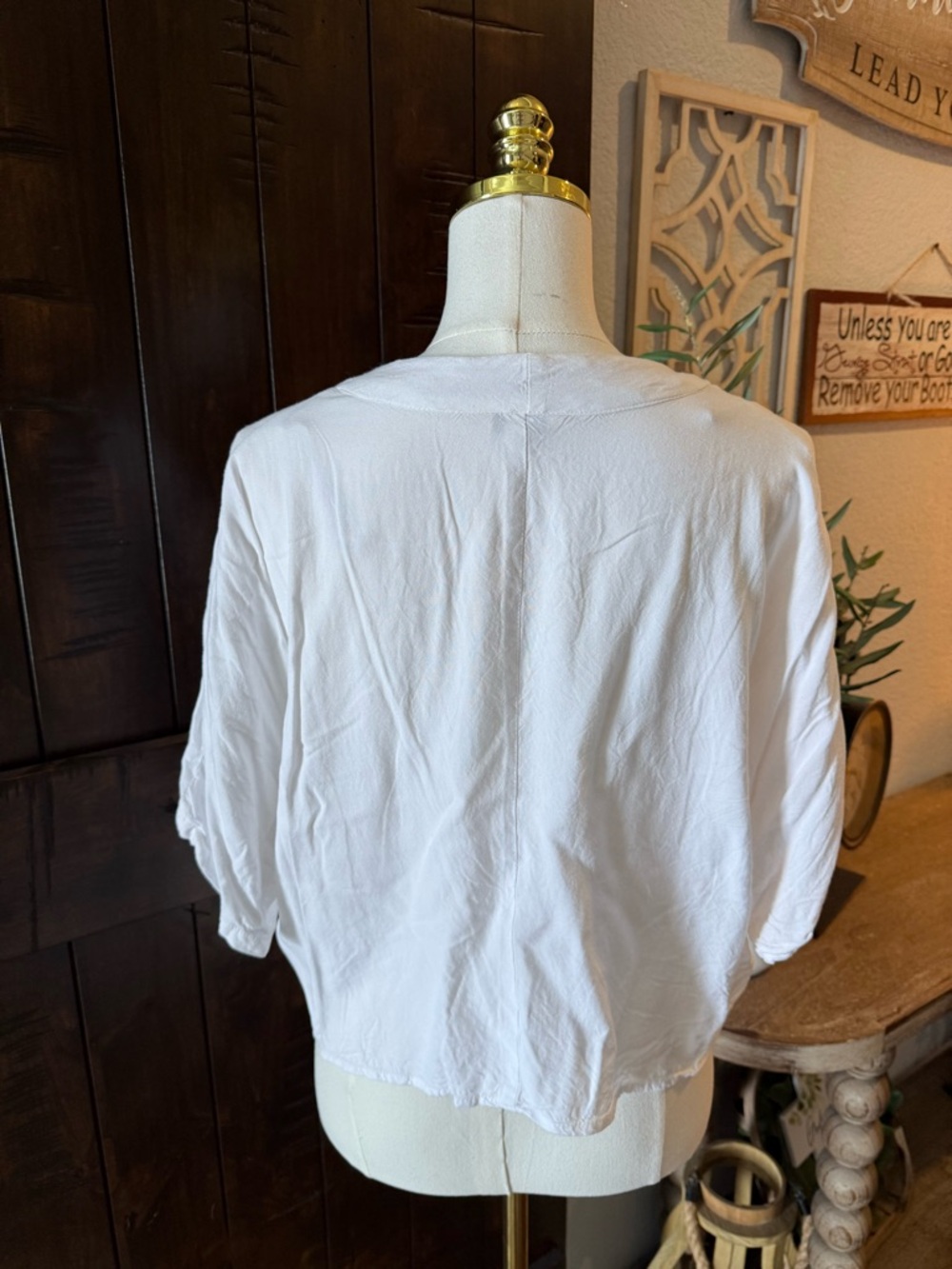 Women’s White Button-Front Tie-Hem Blouse - Picture 3 of 4
